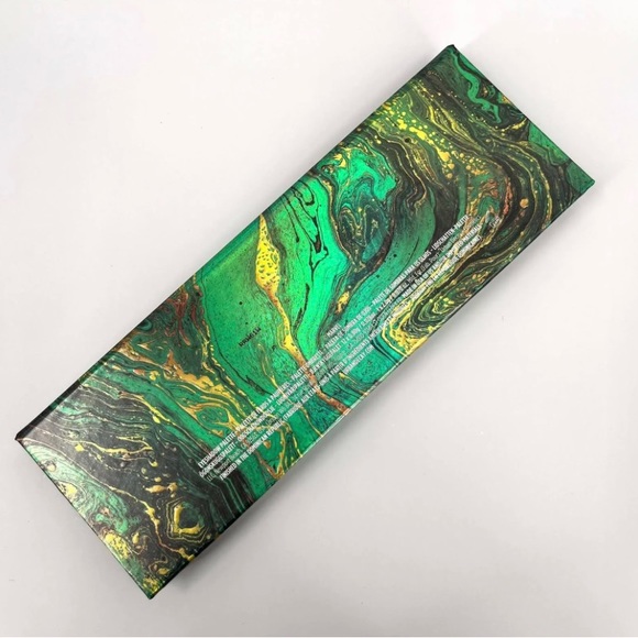 UD X MARVEL STUDIOS' SHE-HULK EYESHADOW PALETTE - Picture 3 of 9